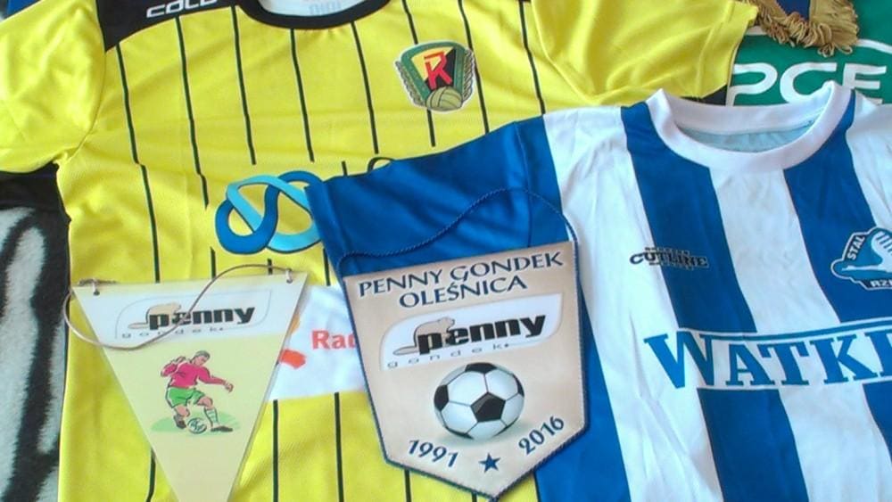 Proporczyki Penny Gondek w kolekcji 800 koszulek piłkarskich, 2 tysiący odznak i ponad 11 tysięcy proporczyków.