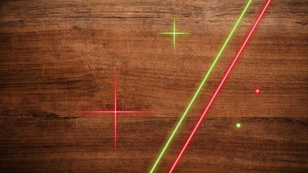 Jak dobrać laser przy pracy na mocno naświetlonym stanowisku?