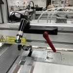 Pokaz pracy laserów w zakładzie produkcyjnym