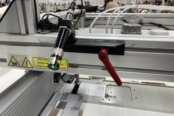 Pokaz pracy laserów w zakładzie produkcyjnym